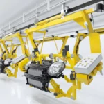 Moteur dans un cadre suspendu jaune