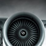 Aile d’avion avec moteur vue de dessous